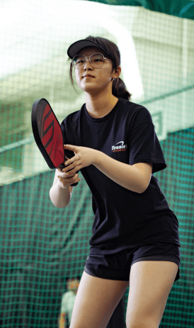 racquette de pickleball et joueur de pickleball au tennis 13 fitness